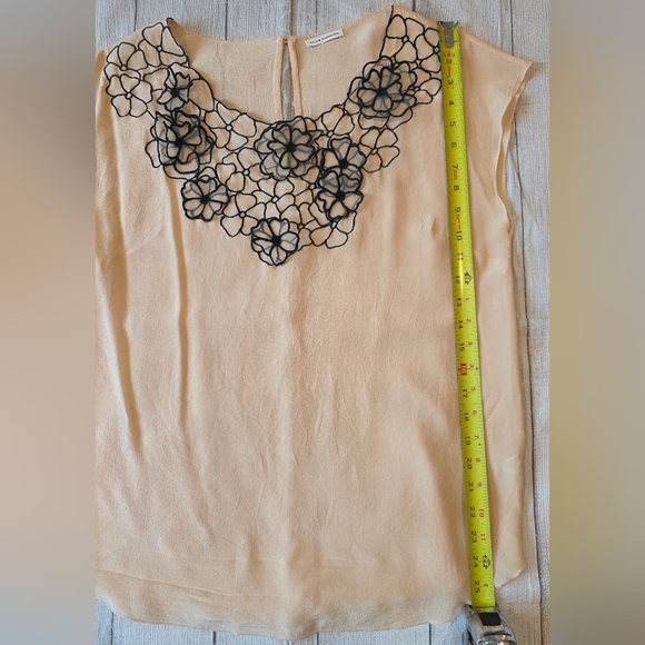 Club Monaco Women's 100% Silk Peach Top Black Floral Appliqué Size Large Shirt - Picture 8 of 9